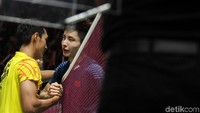 Jonatan Christie dan Shi Yuqi berjabat tangan usai pertandingan.
