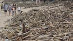 Penampakan dari Udara Sampah yang Menumpuk di Pantai Kuta
