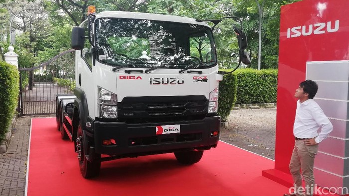 New Isuzu GIGA Tractor Head