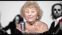 Inge Ginsberg membuat kejutan di ranah musik cadas karena menjadi vokalis paling tua. Dok. YouTube/ManhattanCamerata