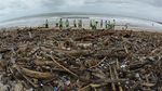 Penampakan dari Udara Sampah yang Menumpuk di Pantai Kuta
