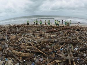 Sampah Berkurang, Wisatawan Boleh Surfing Lagi di Pantai Kuta-Petitenget