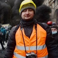 Pada 2018, jurnalis Rusia Arkady Babchenko memalsukan kematiannya sendiri dengan bantuan dinas keamanan Ukraina. Para pasukan keamanan palsu merencanakan pembunuhan di apartemennya dengan darah babi, demi melindunginya dari ancaman pembunuhan. Di kamar mayat, Babchenko membersihkan tubuhnya sambil menonton berita mengenai kematiannya di televisi. Setelah ancaman itu dihilangkan, Babchenko mengungkapkan kebenaran. Kami senang Arkady masih hidup dan percobaan pembunuhannya bisa dicegah, kata sebuah kelompok pengawas media kepada Guardian. Foto: BBC
