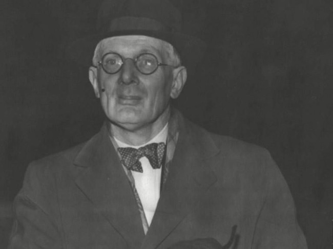 Pendeta Philip St. John Wilson Ross, dilaporkan tenggelam saat liburan di pantai pada Agustus 1955. Istri dan jemaatnya meratapi kematian Philip yang tragis. Sampai dua tahun kemudian, ia terlihat di Swiss dengan seorang wanita lain, Kathleen Ryall. Philip memalsukan kematiannya dan tinggal bersama Kathleen dengan nama samaran Tuan dan Ny. Davies. Foto: Readers Digest