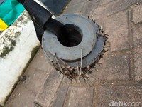 Ranjau Paku yang Mengancam Pengendara Jakarta