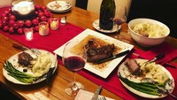 Kalau ini foto meja makan Sophia saat merayakan pergantian tahun di Malibu, Califronia. Nampak steak, mashed potato dan asparagus tersaji di piring. Pelengkapnya, segelas red wine! Foto: Instagram hutchins_sophia