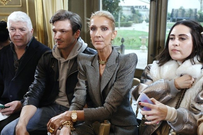 Selama di Paris, pria tampan yang ternyata penari latar Celine, Pepe Munoz tak luput dari pemberitaan. Ya, ada pria lain di hidupku tapi bukan pria dalam hidupku, tegasnya soal Pepe yang disebut sebagai toy boy Celine. Foto: Reuters