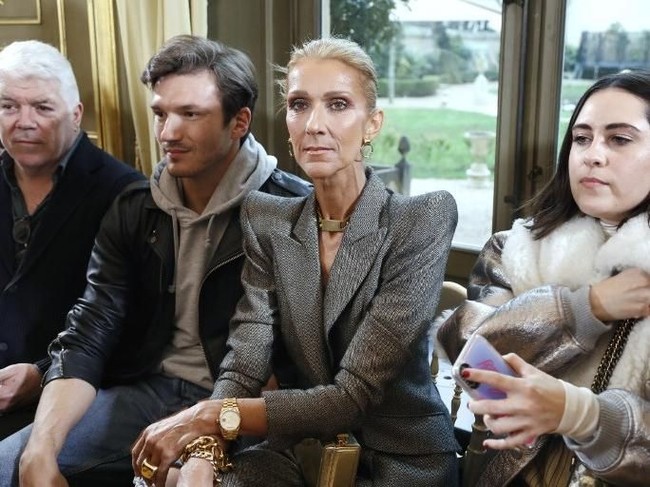 Celine Dion menghadiri empat fashion show di perhelatan Paris Fashion Week Haute Couture. Ia tidak sendirian. Ada Pepe Munoz, penari latar tampan yang menemaninya. Foto: Reuters