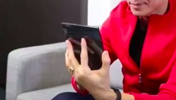 Salah satu pendiri sekaligus presiden Xiaomi, Lin Bin, memajang teaser di media sosial Weibo. Terlihat ia memegang prototipe ponsel layar lipat Xiaomi itu dan mengoperasikannya. Foto: YouTube