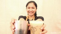 Dari cita-cita itulah Linda berani membuka usaha kedai kopi miliknya. Kini kedai kopi Linda mejeng di Istora loh. Ayo, kalo sempet mampir yaaa...