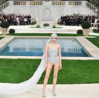 Baju dan topi renang ala Chanel bertatahkan sequin dan beads, juga aksen embroidery di dada. Tampilan lebih dramatis berkat tambahan veil perak panjang menyapu lantai. Foto: Getty Images
