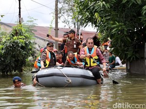 Wali Kota Makassar Cek Lokasi Banjir Naik Perahu Karet