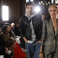 Tubuh sang diva dibalut jas rancangan Ronald Venderkemp dengan bagian pundak yang bervolume. Tanpa apapun di balik jas metaliknya, Celine terlihat sangat kurus hingga tulangnya terlihat jelas. Terlalu kurus Celine, membuatmu terlihat tua dan tidak sehat, tulis seorang penggemar di antara ratusan komentar yang mengkhawatirkan penampilan barunya. Foto: Reuters