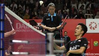 Anthony memastikan tiket ke perempatfinal setelah memenangi gim kedua dengan skor 21-12.