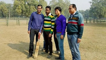 Ia tak lupa Tanah Airnya dan sering mengunjungi India. Ini saat dia bermain kriket, olahraga paling terkenal di negerinya itu. Dikenal sangat menghormati dan menyayangi orang tuanya sejak kecil, Sundar pun membelikan rumah mewah di India. Namun demikian, sang ayah dan ibu memilih tetap hidup sederhana dan kadang masih tetap tinggal di apartemen lama mereka.Foto: istimewa
