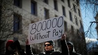 Sekitar 800.000 pekerja pemerintah tidak dibayar selama shutdown berlangsung. Reuters/Carlos Barria.