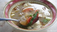 Selain sate, kami juga menjajal sop kaki sapi (Rp 12 ribu). Semangkuk sop kaki sapi ini terdiri dari kikil sapi, kentang, tomat dan emping. Foto: Devi S. Lestari / detikFood