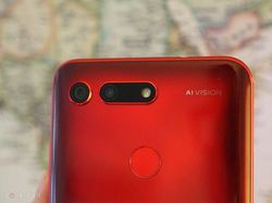 Melihat Honor View 20, Ponsel Gahar Kameranya di Layar