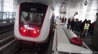 LRT Velodrome yang sedang berjalan pembangunannya menjadi salah satu warisan Ahok yang segera dapat dinikmati oleh masyarakat. LRT itu pun menjadi salah satu moda transportasi andalan yang digadang-gadang dapat mengurai kemacetan.  DOk. Detikcom.