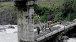 Berani Uji Nyali Kaya Warga Pekalongan Lintasi Jembatan Roboh Ini