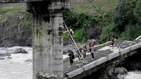 Jembatan ini sudah hampir setahun putus. Warga harus uji nyali untuk sampai ke seberang untuk menjalankan aktivitas kesehariannya.