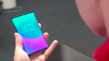 Lin Bin menegaskan smartphone itu baru prototipe dan Xiaomi mungkin akan memproduksinya secara massal jika mendapat penilaian positif dari fans. Foto: YouTube