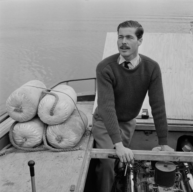 Richard John Bingham, Earl of Lucan ke-7, menghilang pada November 1974 setelah terjadi pembunuhan pengasuh anaknya dan penyerangan istrinya yang membuat ia dicurigai sebagai tersangka. Di dalam mobilnya ditemukan sebotol pil resep kosong yang membuat seolah-olah Lucan bunuh diri. Tetapi dikabarkan secara luas, Lucan memalsukan kematiannya dengan bantuan teman-temannya yang kaya dan punya koneksi. Foto: Getty Images
