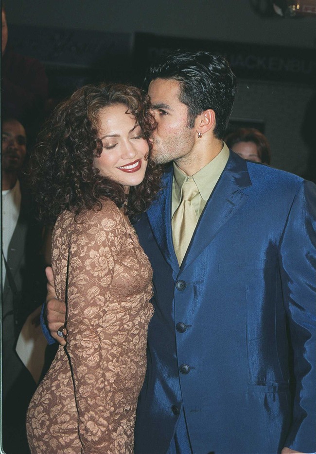 Jennifer Lopez jatuh cinta dengan mantan pengawal dan pelatih pribadinya Ojani Noa usianya kariernya di Hollywood mulai meroket. Ojani yang menjadi suami pertama Lopez, menikahi aktris dan penyanyi tersebut pada 1997. Namun pernikahan mereka hanya bertahan setahun. Mantan juri American Idol itu kemudian jatuh cinta lagi dengan penari latarnya, Chris Judd. Lagi-lagi, pernikahan J-Lo hanya bertahan setahun. (Foto: Getty Images)