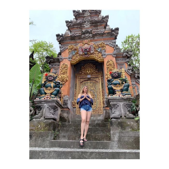 Foto: Liburannya Si Hot Mama, Sarah Azhari