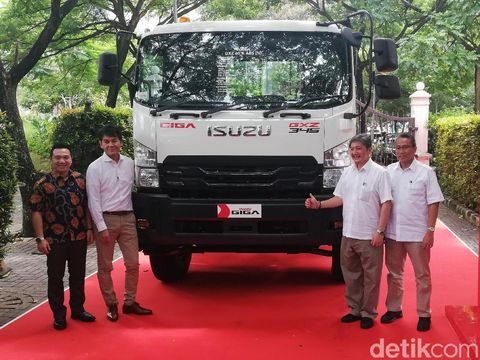 New Isuzu GIGA Tractor Head