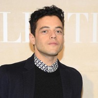 Kehadiran Rami di fashion show Valentino hanya sehari setelah namanya diumumkan sebagai salah satu nomine Academy Awards atau Oscars 2019. Pria keturunan Mesir ini dijagokan di kategori aktor utama terbaik berkat perannya sebagai vokalis Queen Freddie Mercury di film Bohemian Rhapsody. (Foto: Getty Images)