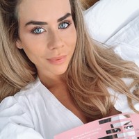 Berat badan Sophie memang sempat naik drastis ketika mengandung anak. Ia pun mengaku sukses turun berat badan dengan makan makanan penuh gizi yang membuatnya merasa lebih sehat setelah kurus. Sekarang aku hidup dengan diet fleksibel yang memasukkan makanan-makanan yang aku suka. Aku suka mengutamakan makan makanan favoritku seperti salad dengan kacang, telur, dressing segar, avokad, dan labu, tulisnya di Instagram. Foto: Instagram @sophie_guidolin