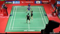 Di gim kedua mereka memenangkan pertandingan dengan skor 21-12.