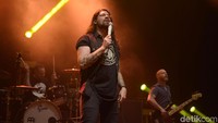 Taking Back Sunday menggelar konser di Tenis Indoor Senayan, Jakarta Pusat pada Rabu (23/1) malam. Pool/Noel/detikFoto.