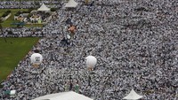 Aksi damai 212 ini berpusat di Monas yang dihadiri oleh ribuan umat Islam dan mengelak bila disebut gerakan Politik. Padahal nyatanya?. Rachman Haryanto/detikcom.