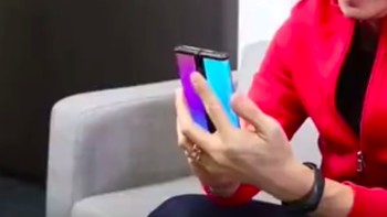 Lin Bin menegaskan smartphone itu baru prototipe dan Xiaomi mungkin akan memproduksinya secara massal jika mendapat penilaian positif dari fans. Foto: YouTube