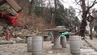 Tempat berdoa ini memang minimalis, namun di depannya terdapat meja dan tempat duduk. Sehabis berdoa, wisatawan bisa beristirahat sebentar di sini. (Bonauli/detikTravel)