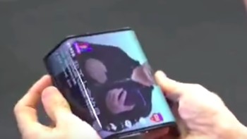 Ia melipat kedua ponsel di kedua sisinya tanpa kendala. Foto: YouTube