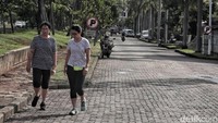 Para tetangga dan warga sekitar rumah mantan Gubernur DKI Jakarta itu pun tampak menjalankan aktivitasnya seperti biasa.