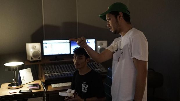 Widi 'Maliq & D'Essentials'