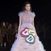 Gaun romantis yang cocok dipakai ke acara Valentine..untuk kamu yang jomblo. Foto: Istimewa