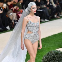 Pengantin Chanel menutup fashion show kali ini dengan dramatis. Bukan gaun, model Vittoria Ceretti memakai swimsuit alias baju renang lengkap dengan swim cap. Foto: Getty Images
