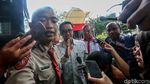 Lambaian Tangan Menpora Saat Diperiksa KPK