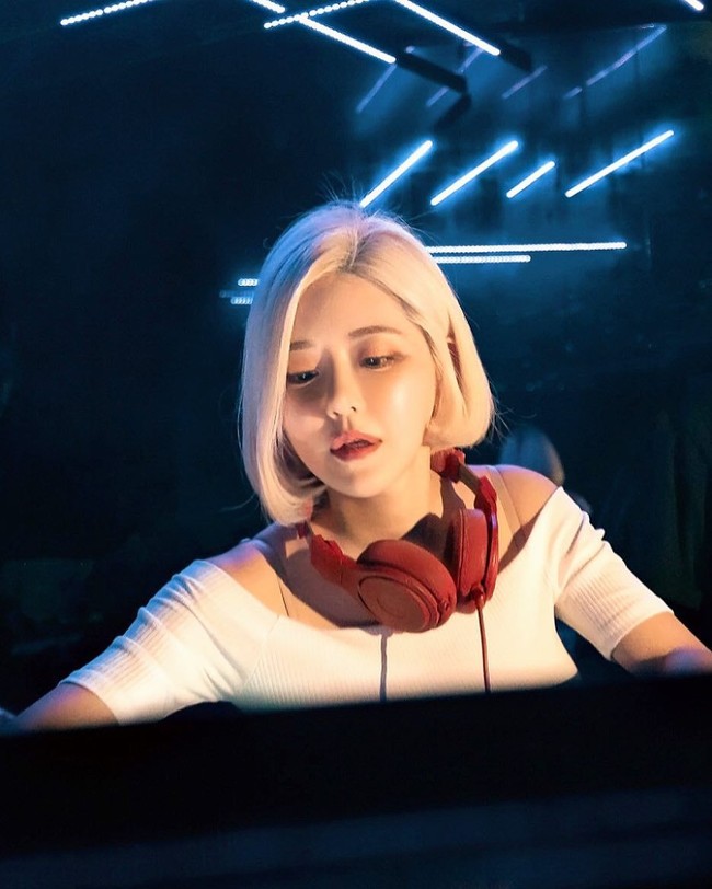 Tidak terima dengan perlakukan tersebut, DJ Soda mengunggah percakapan tersebut di Instagram-nya. Aku dilecehkan oleh seorang DJ Prancis di London yang pernah aku bantu promosikan musiknya. Dia membuat komentar vulgar mengenai salah satu bagian tubuhku. Dia mengatakan itu hanya candaan setelah aku mengatakan padanya aku marah dengan komentarnya, tulis DJ Soda di keterangan unggahan. Foto: Instagram @deejaysoda