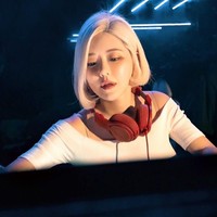 Tidak terima dengan perlakukan tersebut, DJ Soda mengunggah percakapan tersebut di Instagram-nya. Aku dilecehkan oleh seorang DJ Prancis di London yang pernah aku bantu promosikan musiknya. Dia membuat komentar vulgar mengenai salah satu bagian tubuhku. Dia mengatakan itu hanya candaan setelah aku mengatakan padanya aku marah dengan komentarnya, tulis DJ Soda di keterangan unggahan. Foto: Instagram @deejaysoda