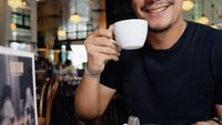 Memulai hari dengan secangkir kopi. Pria berusia 38 tahun ini wajahnya tak berubah sejak dulu. Foto: Instagram@anggapuradiredja