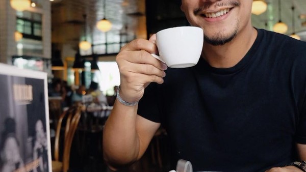 Selain Doyan Makanan Sehat, Angga Maliq & DEssentials juga Hobi Ngopi