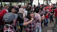 Momen para pendukung merayakan kebebasan Ahok (Foto: Pradita Utama)