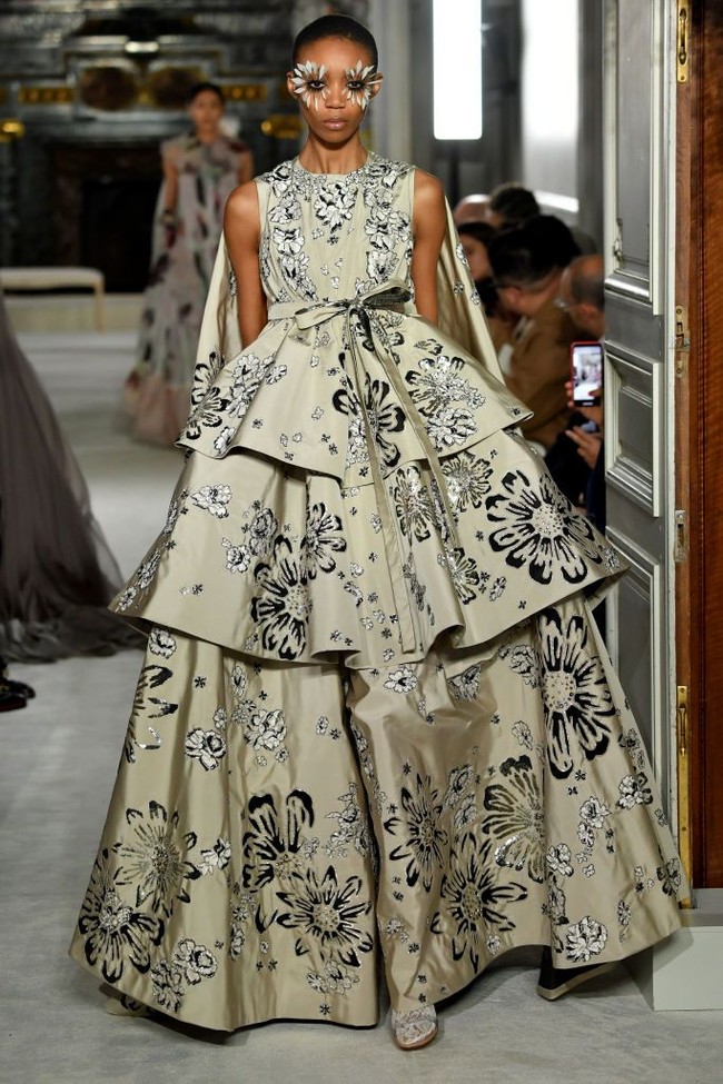 Dikabarkan Vogue, ini adalah penampilan perdana Naomi setelah 14 tahun absen dari peragaan Valentino. Terakhir kali, ia memeragakan koleksi couture Spring 2005 dari rumah mode asal Italia tersebut. Fakta tersebut kian membuat kehadiran sang model kontroversial ini terasa spesial.  Foto: Getty Images