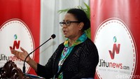 Menteri PPPA Yohana Yembise memberikan pemaparan dalam diskusi Perang Terhadap Prostitusi Online dan Kejahatan Pada Perempuan.